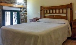 Cama de matrimonio en casa rural Sesnandez